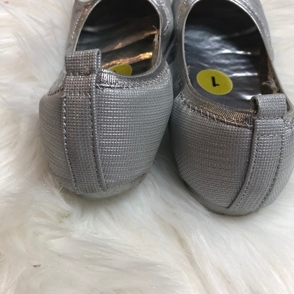 Reaction Kenneth Cole silver flat shoes size 1 - Picture 3 of 6